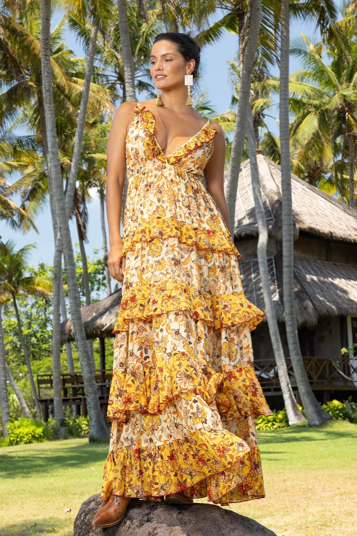 Robe longue Pippa à imprimé floral jaune et blanc, avec un décolleté en V et des volants romantiques, idéale pour une cérémonie en plein air ou une occasion spéciale.