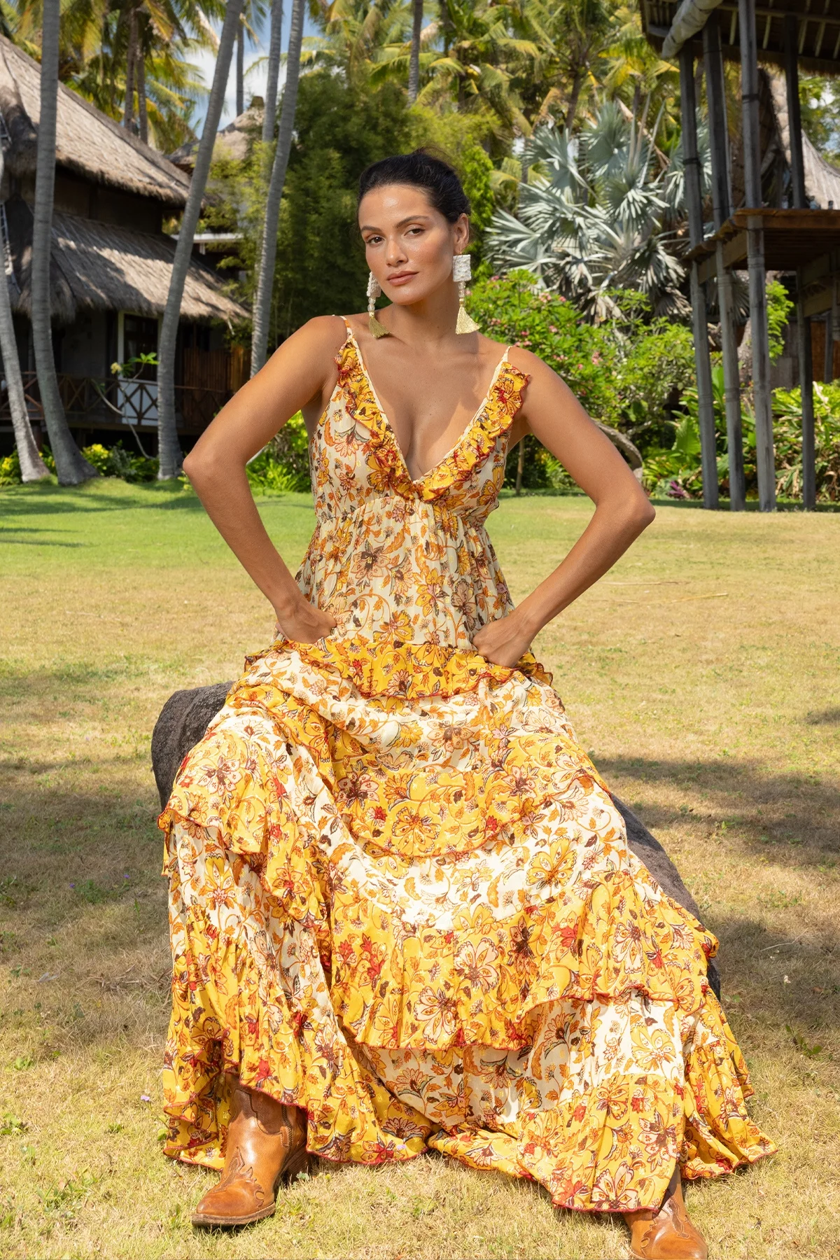 Robe longue Pippa à imprimé floral jaune et blanc, avec un décolleté en V et des volants romantiques, idéale pour une cérémonie en plein air ou une occasion spéciale.