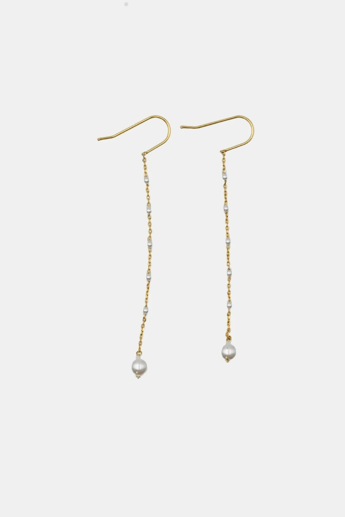 Boucles d'oreilles Marigold en chaîne dorée ornée de perles délicates, offrant un style élégant et raffiné pour sublimer toutes vos tenues.