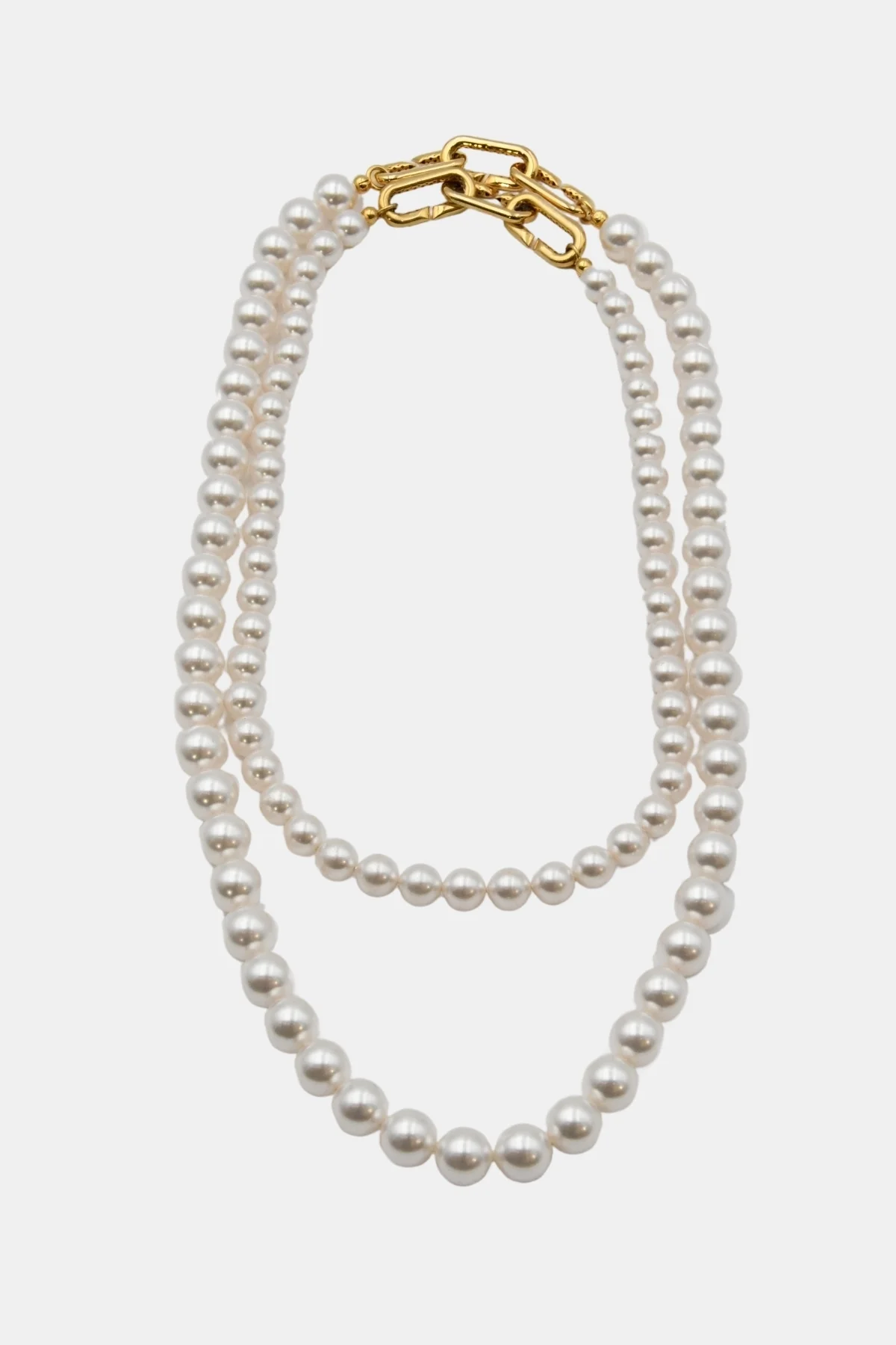 Collier Radiant en combinaison avec le collier Mystique orné de perles blanches avec fermoir doré, une pièce élégante et intemporelle pour une allure chic et sophistiquée.