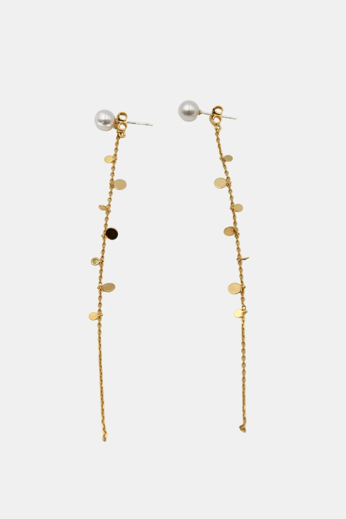 Boucles d'oreilles Sekoia dorées avec une délicate chaîne ornée de petits disques en métal doré et d'une perle, apportant une touche de sophistication et d'élégance.