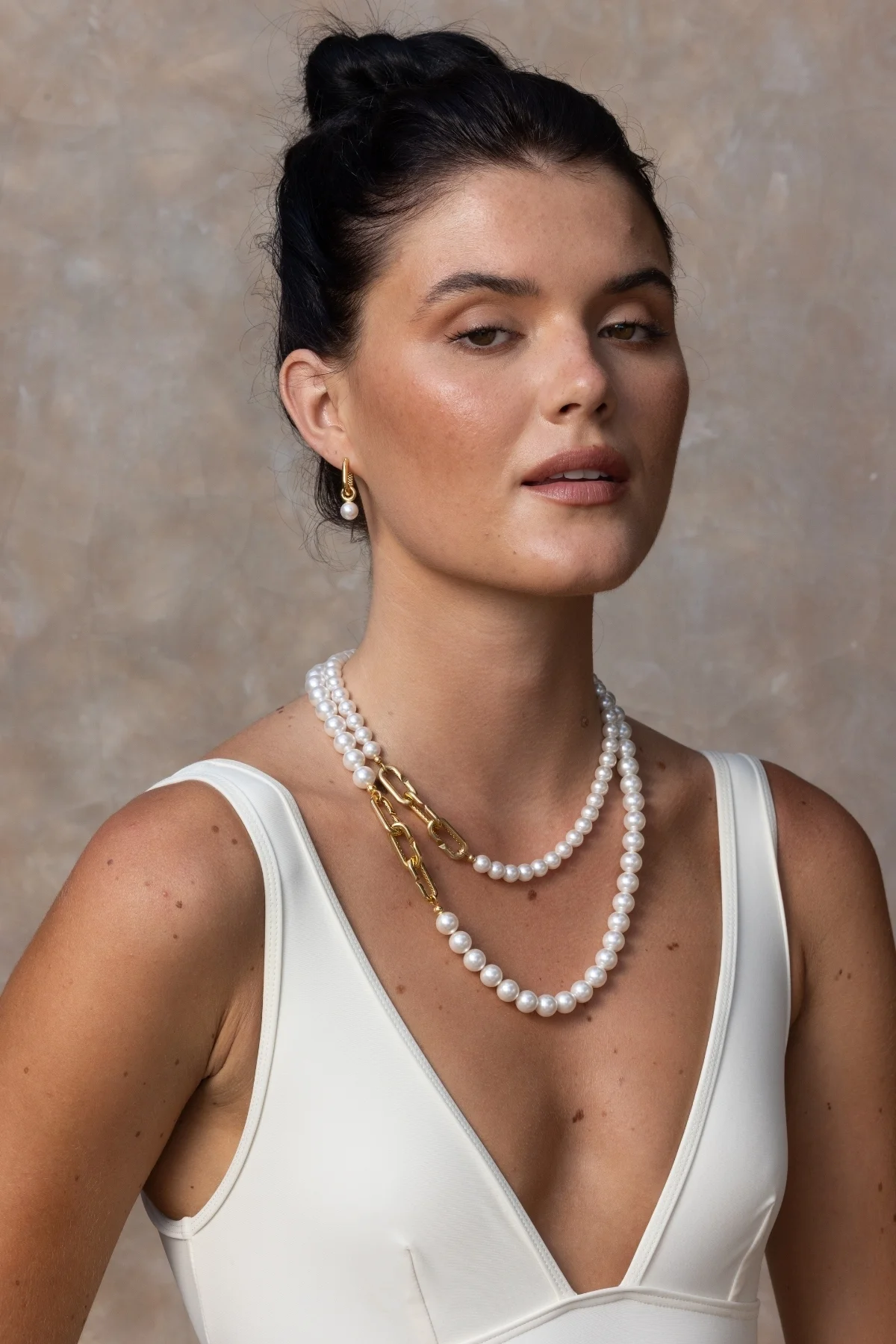 Collier Radiant en combinaison avec le collier Mystique orné de perles blanches avec fermoir doré, une pièce élégante et intemporelle pour une allure chic et sophistiquée.
