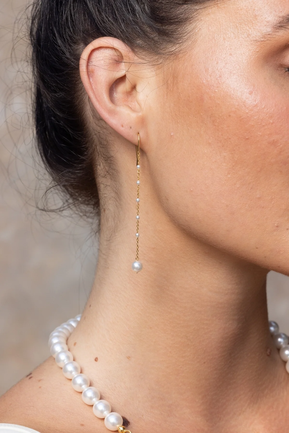 Boucles d'oreilles Marigold en chaîne dorée ornée de perles délicates, offrant un style élégant et raffiné pour sublimer toutes vos tenues.