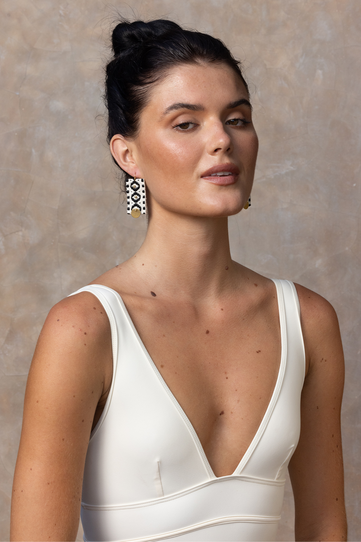 Boucles d'oreilles pendantes Lollipop en noir avec motifs géométriques et pampilles dorées, une touche de sophistication intemporelle.