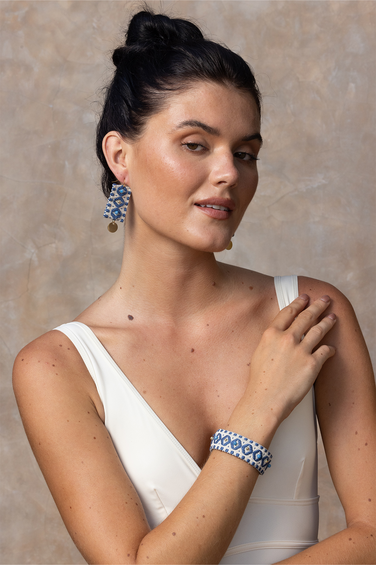 Boucles d'oreilles pendantes Lollipop en bleu avec motifs géométriques et pampilles dorées, parfaites pour un look bohème chic.