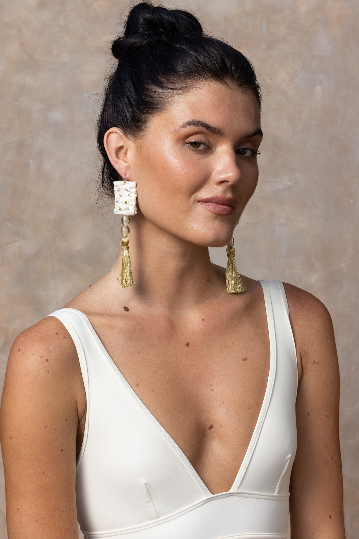Boucles d'oreilles pendantes Rococo dorées avec pampilles et perles, ajoutant une touche de sophistication à votre style.
