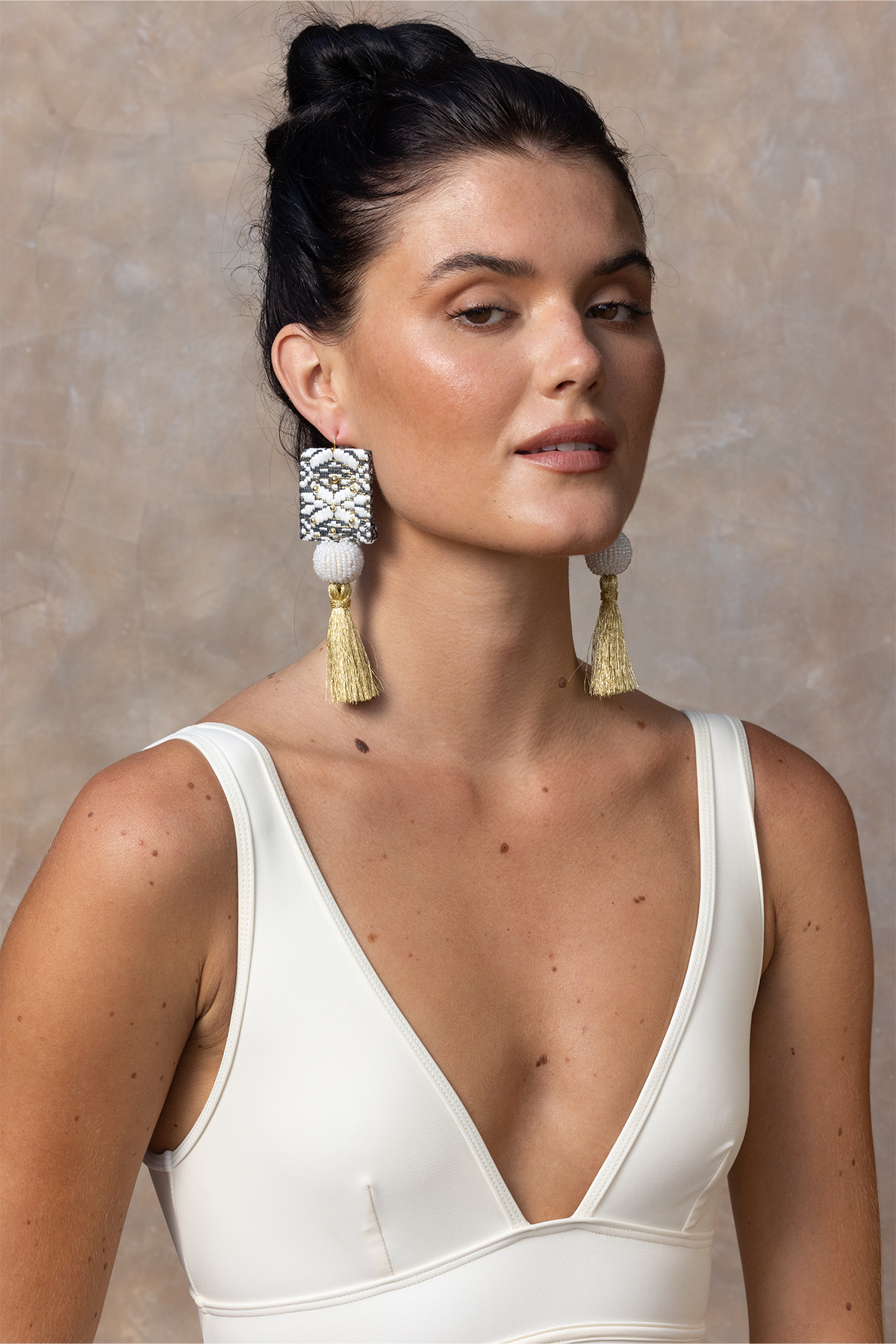 Boucles d'oreilles pendantes Java avec pampilles dorées, broderies élégantes et perles, un accessoire bohème-chic incontournable.