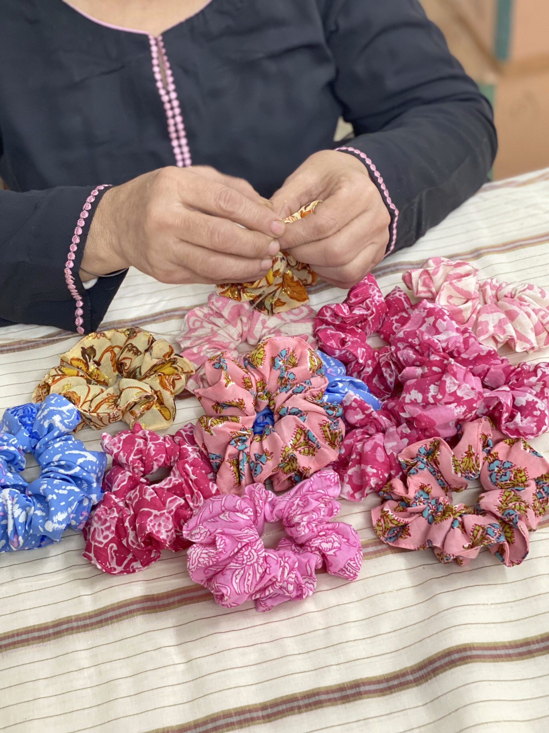 Chouchous colorés en tissu fabriqués en Inde à partir de chutes de tissus Miss June, accessoires de cheveux éco-responsables au style bohème chic, avec des motifs floraux et imprimés originaux, parfaits pour sublimer vos coiffures tout en adoptant une démarche durable.