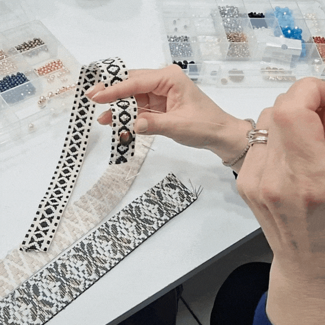 Création artisanale de boucles d'oreilles Miss June, mettant en valeur le savoir-faire et la minutie du tissage de perles.