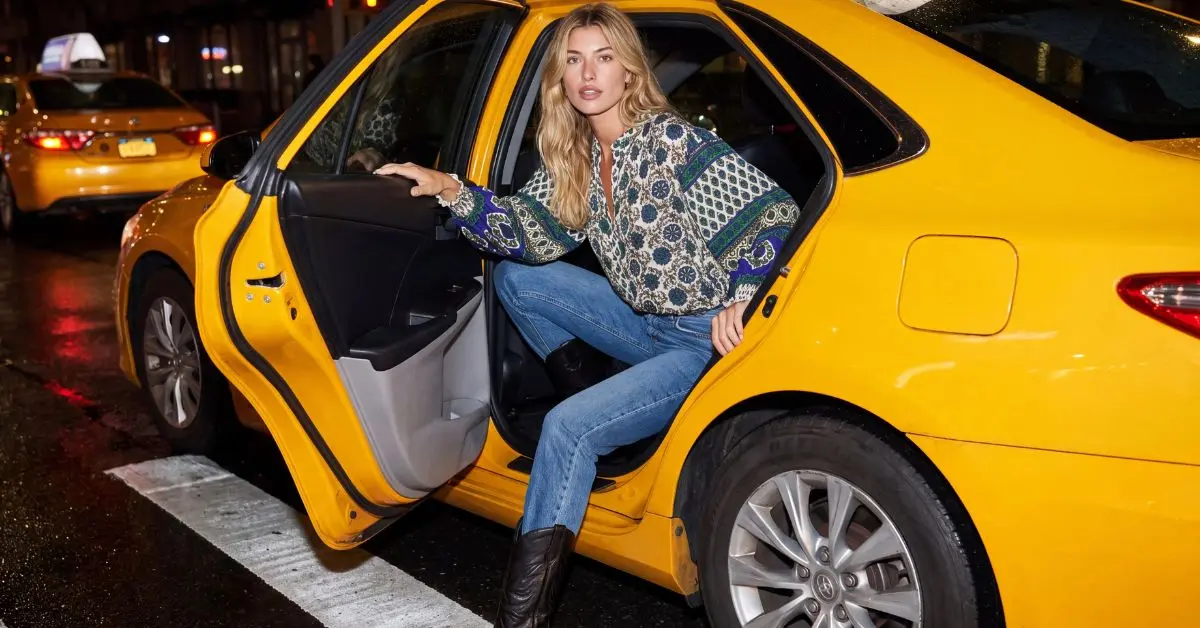 Collection automne-hiver 2026 Miss June : blouse bohème imprimée portée à New York devant un taxi jaune]